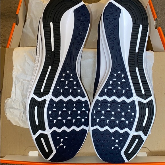 Nike - Picture 4 of 6